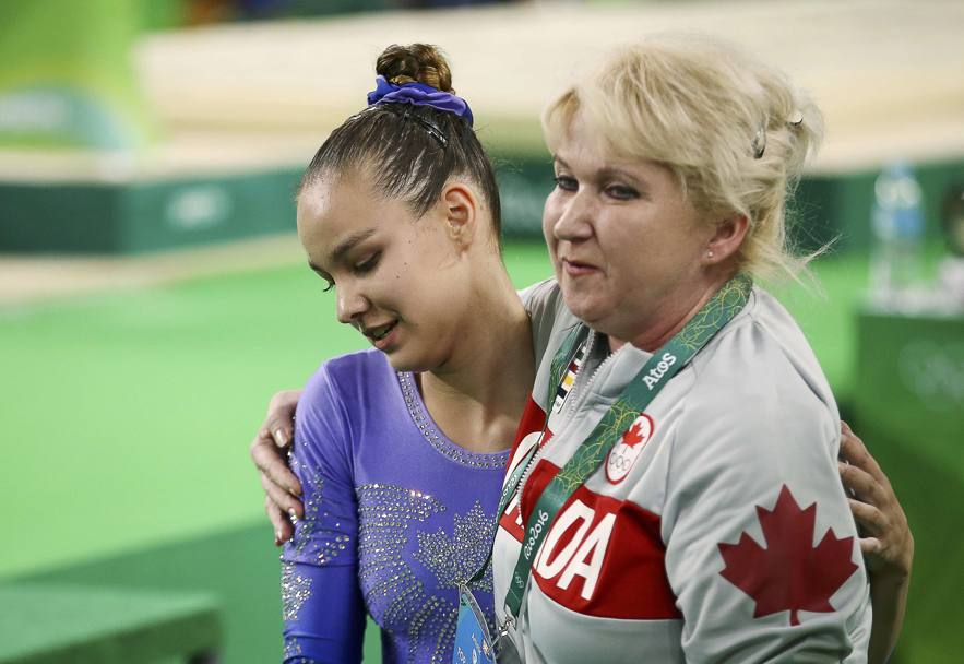 La bella canadese Shallon Olsen consolata dalla sua allenatrice. Reuters